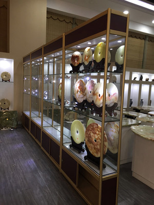 番禺區(qū)精品展柜鈦合金展示柜 文化用品的卓越展示方案